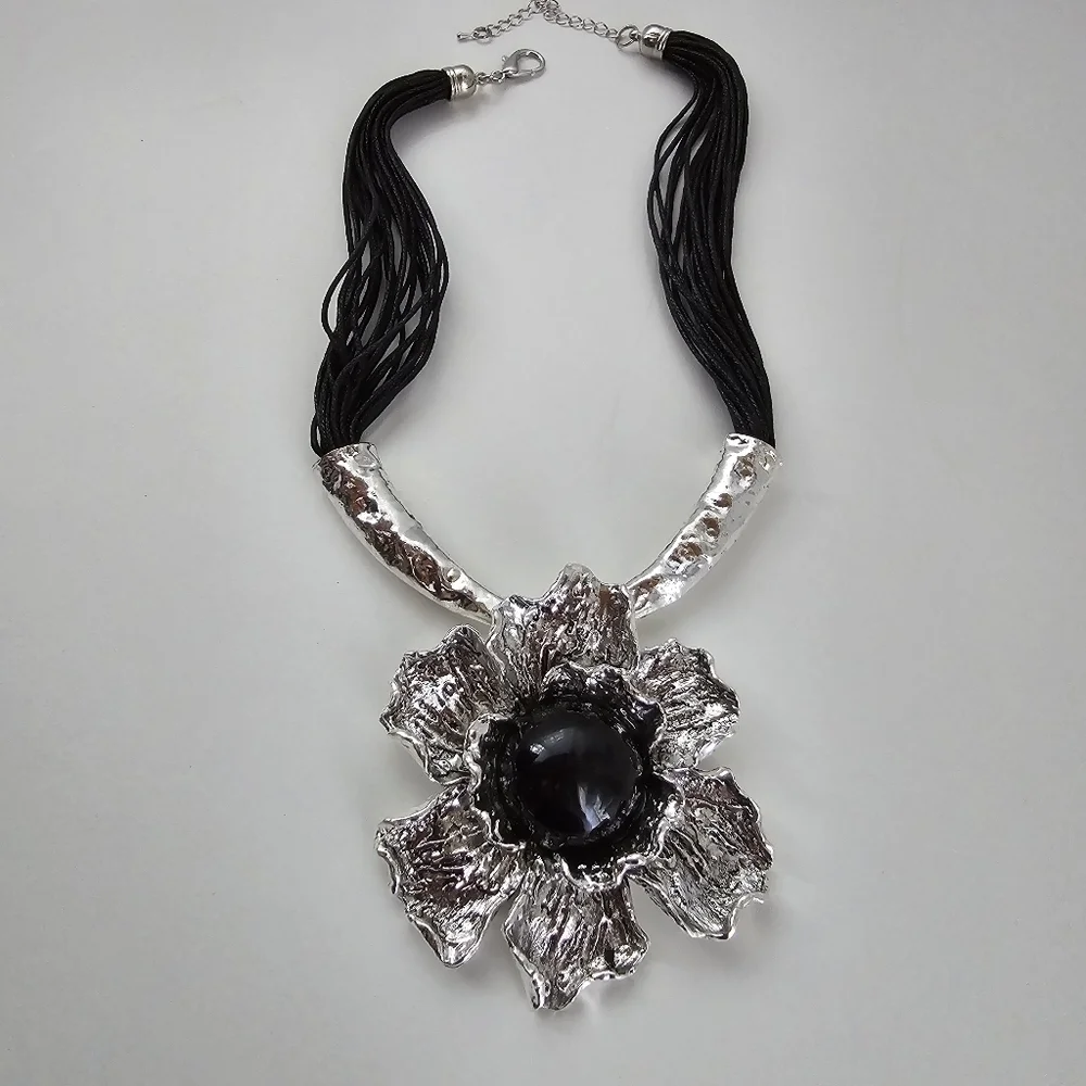 NWT Black Antique Silver Metal Flower Pendant Faux Leather Necklace Set